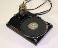 Malá vodorovná stolní bruska z hard disku aneb počítače konečně slouží lidem