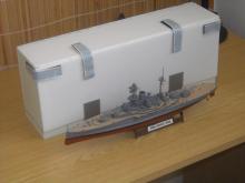 Před přepravní bednou