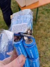 Akumulátor se rozhodl, že zahoří - alespoň hezky hřál do rukou.