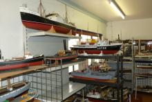 Bližší pohled na nákladní lodě i vyloďovací čluny