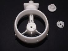 Díry po obvodu dýzy budou sloužit k naznačení antikorozních destiček, stejně jako destička na noze pohonu