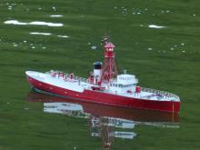 Než dosedne kotva na dno, je patrná vynořená záď.