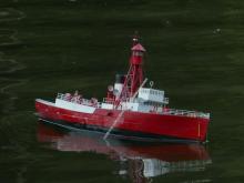 Je malý zázrak, že po nehodě vydržela na hladině – trup byl prasklý i pod čárou ponoru.