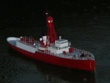 Se zapnutým majákem a vytaženou kotvou