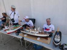 Ladislav Hanuška, Petr Vladyka a Jaroslav Jína během čekání na jízdu F4B Senior